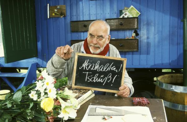 Bild 1 von 3: Wegen einer Erkältung hat Peter (Peter Lustig) keine Stimme mehr. Sogar zum berühmten \