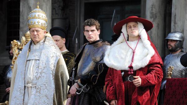 Bild 1 von 2: Die Borgias gehörten im Italien des Mittelalters zu den mächtigsten Familien. Als Papst verschaffte Rodrigo Borgia (John Doman), l.) seinen Söhnen Juan (Stanley Weber, M.) und Cesare (Mark Ryder) höchste Ämter.