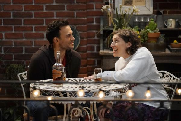 Bild 1 von 16: Max (Cheyenne Jackson, l.); Kat (Mayim Bialik, r.)