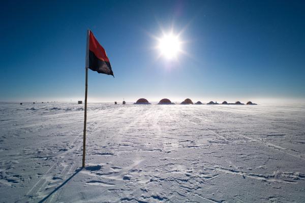 Bild 1 von 2: Zwei Wochen lang lebte die Forschergruppe in der Polarwüste von Nordgrönland. Im Hintergrund das Lager der Expedition 2017. Im Umkreis von 150 km suchten die Forscher mit einem Bodenradar nach den Resten von Camp Century und den problematischen Müll-Lagern.