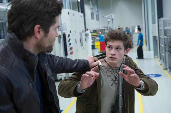 Bild 1 von 5: David Engstrom (Damian Hardung, r.) will fliehen statt zu reden. Aber Jo Stoll (Peter Ketnath, l.) ist schneller.