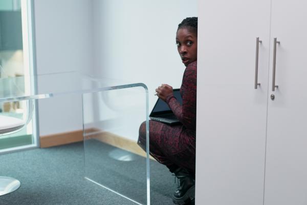 Bild 1 von 3: Jack (Ronke Adekoluejo) fliegt beinahe dabei auf, wie sie sich in das Büro der Chefprogrammiererin schleicht. Sie muss schnell für eine Ablenkung sorgen und weiß auch schon, wie.