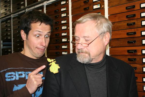 Bild 1 von 8: Von links: Willi bestaunt auf der Schulter vom Biologen Prof. Ernst-Gerhard Burmeister der Zoologischen Staatssammlung München ein seltenes Insekt.
