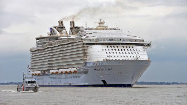 Bild 1 von 4: Die Dimensionen des Kreuzfahrtschiffes sind gewaltig: 2.706 Gästekabinen auf 16 Stockwerken, 6.296 Passagiere und 2.165 Crewmitglieder.