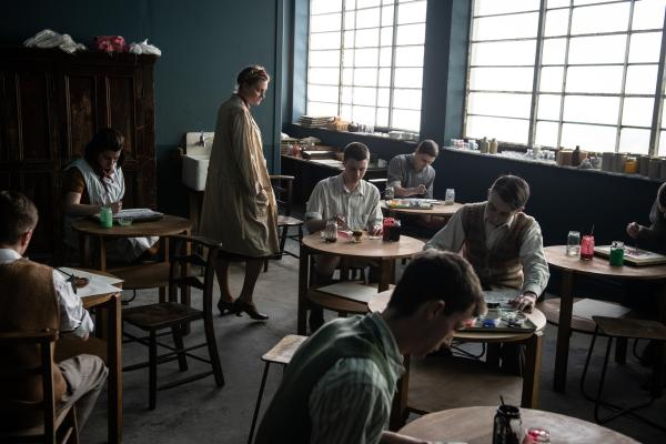 Bild 1 von 13: Marie (Romola Garai) lässt die Kinder (Darsteller unbekannt) im Kunstunterricht frei malen. Durch das Malen der Bilder können die Kinder die schrecklichen Erinnerungen verarbeiten.