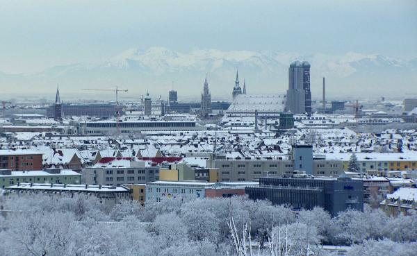 Bild 1 von 14: Wie keine andere deutsche Großstadt steht München für Schickeria und La Dolce Vita. Die Einheimischen werden als gemütliche, sture Dickschädel mit großem Herzen beschrieben. Leben und leben lassen ist das Motto. In diesem Millionendorf am Fuße der Alpen, wie München auch bezeichnet wird, hat sich ein einzigartiges Nebeneinander von Mensch und Tier entwickelt.