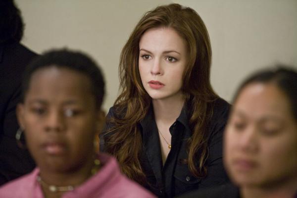 Bild 1 von 19: Als sie sich auf den ehrgeizigen TV- Journalist einließ, wusste Ella Crystal (Amber Tamblyn) noch nicht, was ihr damit blühen wird. Kurzerhand findet sich die smarte Anwaltsassistentin in einem verzwickten Mordprozess wieder ...