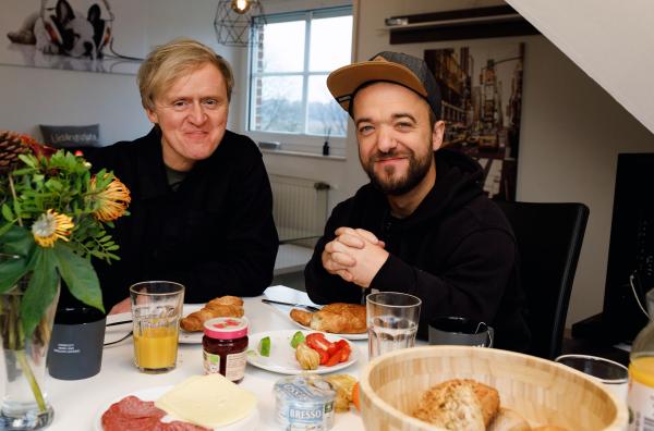 Bild 1 von 1: Moderator Pierre M. Krause (l.) und Ex-Profisportler Mathias Mester.