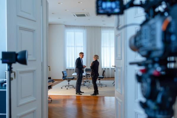 Bild 1 von 25: Im Bild: Ralph Gleis, Regisseurin Alex Wieser.