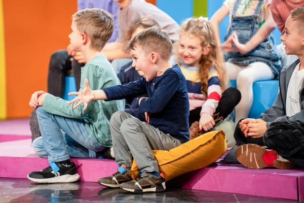 Bild 1 von 10: Im Bild: Ein Kind aus dem Publikum zeigt begeistert auf die Bühne.