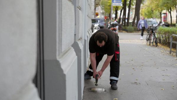 Bild 1 von 13: Im Bild: Matthias Beier beim Reinigen der Steine.