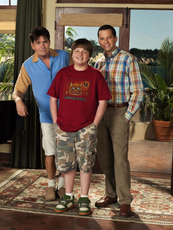Bild 1 von 10: (7. Staffel) - Harte Männer: Charlie (Charlie Sheen, l.), Alan (Jon Cryer, r.) und Jake (August T. Jones, M.) ...
