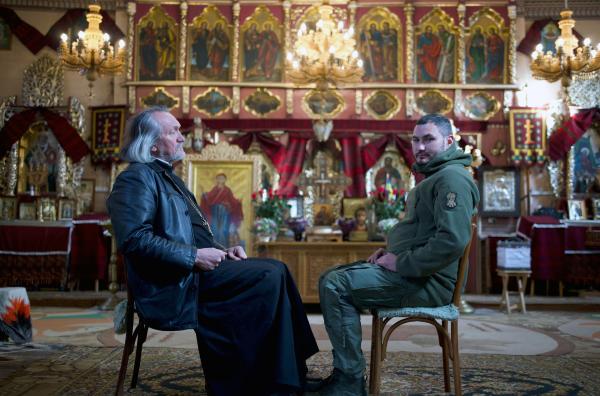 Bild 1 von 2: Zurück an die Front ? mit dem Segen des Priesters: Soldat Vasya (re.) und Iwan (li.)