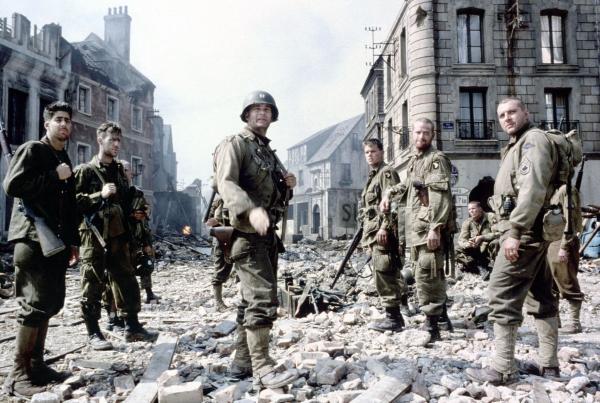 Bild 1 von 10: Captain Miller (Tom Hanks, M.) und seine Männer Mellish (Adam Goldberg, l.) und Sergeant Horvath (Tom Sizemore, r.) können James Ryan (Matt Damon, 3.v.r.) auffinden, doch noch immer befinden sie sich tief in Feindesland ...