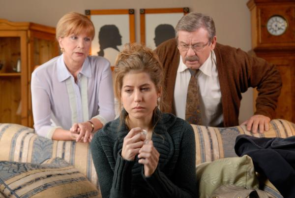 Bild 1 von 12: Doro erklärt ihren Eltern nicht ihr Staatsexamen zu machen. Ursela Monn (Ella Talbach), Nora Heschl (Doro Talbach), Wolfgang Winkler (Manfred Talbach).