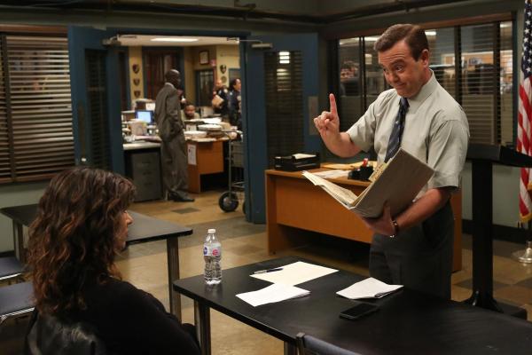 Bild 1 von 17: Rosa Diaz (Stephanie Beatriz, l.); Charles Boyle (Joe Lo Truglio, r.)