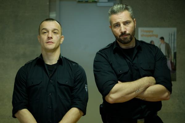 Bild 1 von 15: Mario (Paul Wollin, l.) und Georg (Murathan Muslu, r.) warten gespannt auf die Verkündung ihres Chefs, wer von den beiden den ersehnten Job als Teamleiter ergattern konnte.