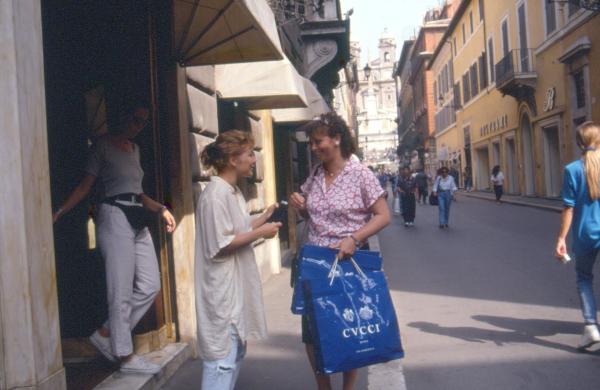 Bild 1 von 18: Statt Intershop, endlich mal was Gescheites: Rita (Marie Gruber, r.) und Jacqueline (Claudia Schmutzler, l.) ...