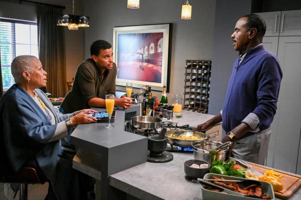 Bild 1 von 19: Im Bild (v.li.): Denise Dowse (Mrs. Hofman), Michael Ealy (Detective Miles Hoffman), Steven Williams (Lionel Hoffman).