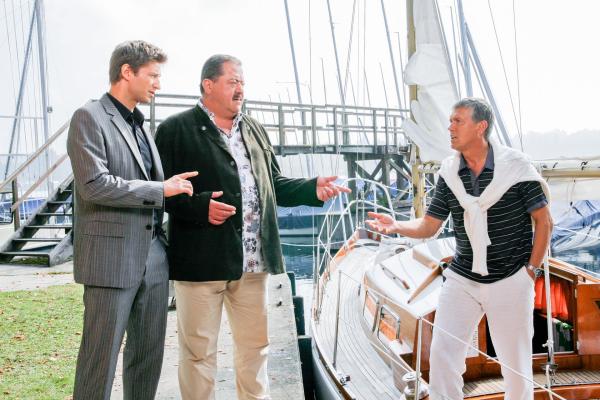 Bild 1 von 18: Im Bild: Die Kommissare Korbinian Hofer (Joseph Hannesschläger, m.) und Sven Hansen (Igor Jeftic, l.), konfrontieren Dietmar Kolle (Klaus Zmorek, r.) mit dem Mordfall.