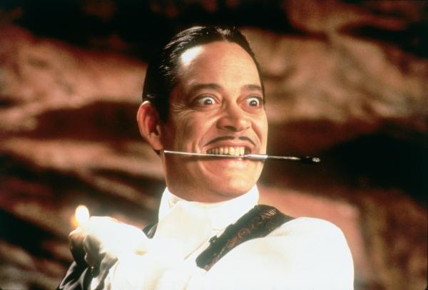 Bild 1 von 10: Gomez Addams (Raúl Juliá) packt die Leidenschaft, wenn er seine Frau sieht.