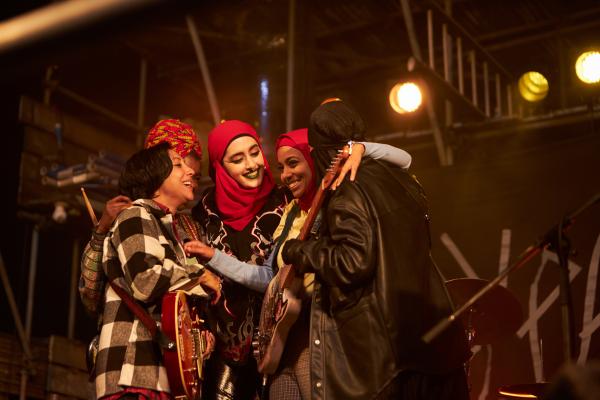 Bild 1 von 7: Auf der Bühne sind Saira (Sarah Kameela Impey, l.), Bisma (Faith Omole, 2.v.l.), Ayesha (Juliette Motamed, M.), Amina (Anjana Vasan, 2.v.r.) und Momtaz (Lucie Shorthouse, r.) wieder vereint - steht \