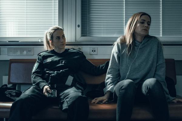Bild 1 von 2: Nina Kautsalo (Iina Kuustonen, l.) versucht, aus ihrer Schwester Marita (Pihla Viitala) Informationen herauszubekommen.