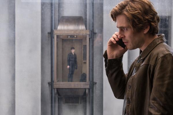 Bild 1 von 13: Lisbeth Salander (Claire Foy, l.) hat eine Begegnung mit dem überraschten Mikael Blomkvist (Sverrir Gudnason, r.) arrangiert.