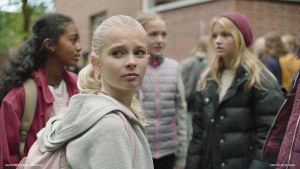 Bild 1 von 1: Wo ist Kim? Jenny (Solyana Tesfaye Tikabo) möchte sich unbedingt mit ihrer neuen Stiefschwester anfreunden.