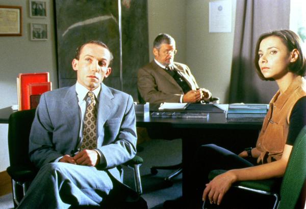 Bild 1 von 1: Im Bild (v.li.): Karl Markovics (Ernst Stockinger), Hans Peter Heinzl (Oberst Dr. Brunner), Sandra Cervik (Antonella Simoni).