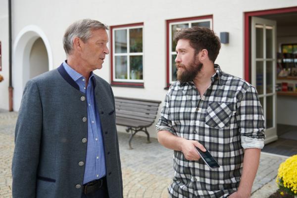 Bild 1 von 8: Schorschi Striebel (Sebastian Edtbauer, r.) widerspricht der Idee von Vinz Huber (Michael Roll, l.) aufs Heftigste, aus dem \