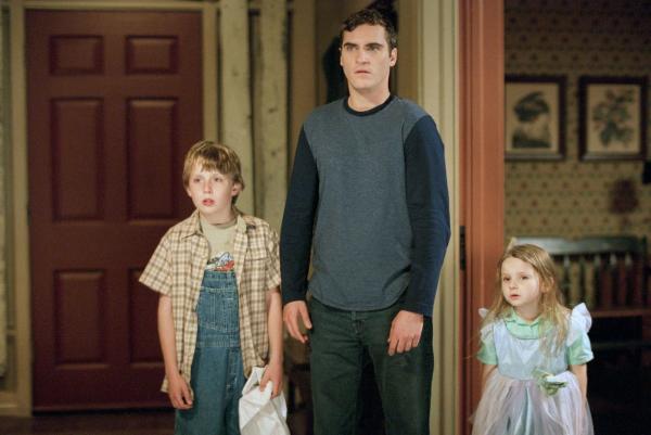 Bild 1 von 18: Als sich überall auf der Welt die Zeichen häufen, dass eine Invasion von Außerirdischen bevorsteht, verrammeln Graham, sein Bruder Merrill (Joaquin Phoenix, M.) und die Kinder Morgan (Rory Culkin, l.) und Bo (Abigail Breslin, r.) das Haus und besinnen sich alter Pioniertugenden ...