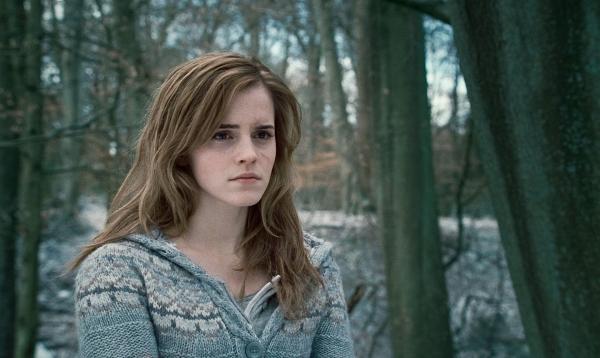 Bild 1 von 19: Um ihre Eltern zu schützen, muss Hermine (Emma Watson) eine schwere Entscheidung treffen und stellt sich zusammen mit ihren Freunden den Gefahren in der neuen Welt mit Lord Voldemort ...