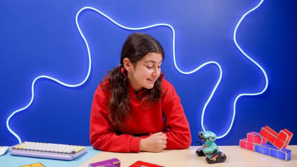 Bild 1 von 5: Im Bild: Gemeinsam mit Roboterfreund Nano taucht Ela in die Welt des Programmierens ein.