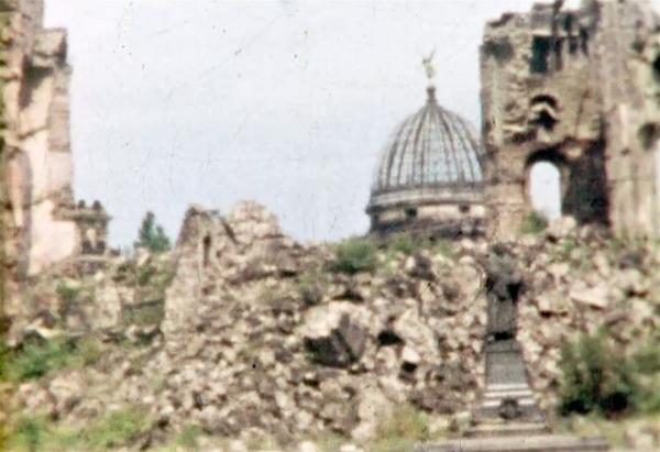 Bild 1 von 3: Nach den Bombenangriffen gleichen die deutschen Städte Trümmerwüsten.