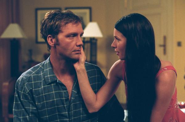 Bild 1 von 1: Judith (Elisabeth Sutterlüty, r.) will mehr Zärtlichkeit von Oliver (Patrik Fichte, l.)