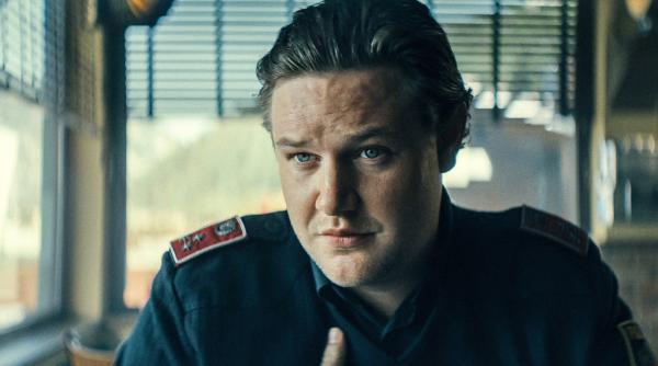 Bild 1 von 20: Polizist Lambert (Dominic Marcus Singer) bei einer Unterhaltung mit seiner Kollegin Wallner im Restaurant in deren Hotel.
