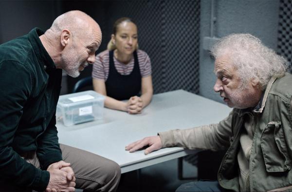 Bild 1 von 3: Der Polizist Vladimir Kovac (Darko Milas, li.) und seine Kollegin Vesna Horak (Sandra Loncaric, Mi.) befragen den Veteranen Igor Kozul (Zlato Buric, re.), der eine Frauenleiche gefunden hat.