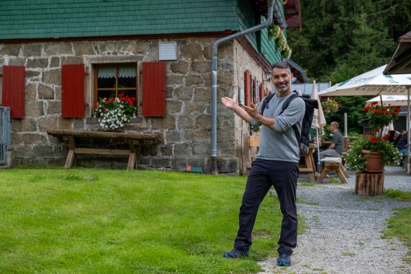 Bild 1 von 11: Marcus Fahn vor dem Seehaus in Tröstau.