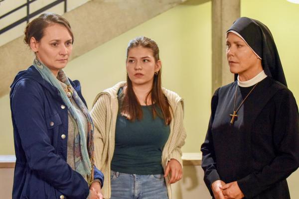 Bild 1 von 3: Im Bild: Chiara Löbner will nichts mit ihrer Mutter zu tun haben (v.li.: Cornelia von Fürstenberg, Antonia Fulss, Janina Hartwig).