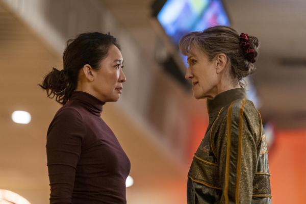 Bild 1 von 5: Eve Polastri (Sandra Oh, l.); Dasha (Harriet Walter, r.)