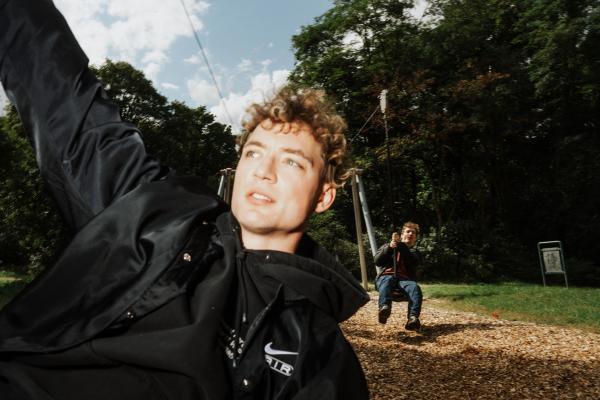 Bild 1 von 1: Heiko und Roman Lochmann auf einem Spielplatz in Darmstadt