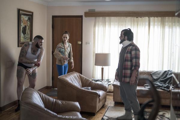 Bild 1 von 6: (v.l.n.r.) Vasilli (Jackson Tozer); Tatiana (Lizzie Schebesta); Gary (Justin Rosniak)