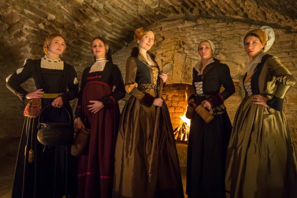 Bild 1 von 7: Im ausgehenden Mittelalter war das Brauen von Bier Frauensache. Die Brauerin Katharina Vogt (Charlotte Sieglin) mit ihren Helferinnen. Wer schwanger war, bekam einen extra großen Krug Bier.