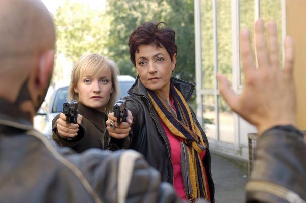 Bild 1 von 8: Im Bild: Sabrina (Despina Pajanou, re.) und Caro (Eva Herzig) beenden die Flucht des Hehlers (Sven Walser).
