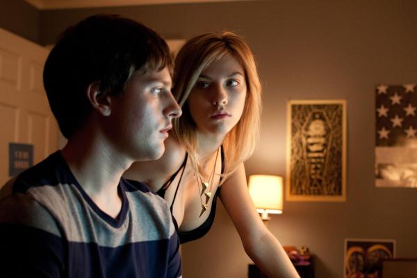 Bild 1 von 5: Während seine Besessenheit von Internetpornografie den 15-jährigen Chris (Travis Tope, l.) immer mehr abstumpfen lässt, träumt die sexuell frühreife Klassenkameradin Hannah (Olivia Crocicchia, r.) von einer Schauspielkarriere ...