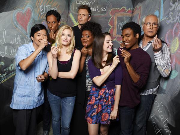 Bild 1 von 25: (2. Staffel) - Community - Eine ganz besondere Lerngruppe: Jeff (Joel McHale, 4.v.l.), Britta (Gillian Jacobs, 3.v.l.), Pierce (Chevy Chase, r.), Senor Chang (Ken Jeong, l.), Shirley (Yvette Nicole Brown, 4.v.r.), Abed (Danny Pudi, 2.v.l.), Troy (Donald Glover, 2.v.r.) und Annie (Alison Brie, 3.v.r.) ...