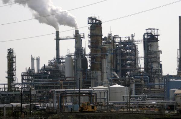 Bild 1 von 2: Obwohl es für den Klimawandel stichhaltige Beweise gibt, versuchen extrem mächtige Erdölkonzerne jegliche Klimapolitik auszubremsen.