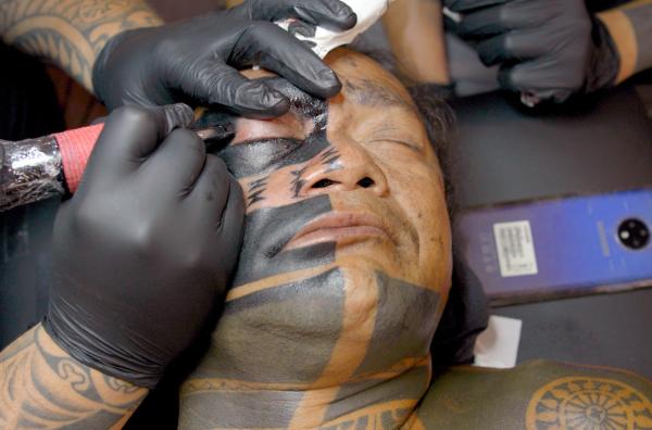 Bild 1 von 6: Auf den Marquesas-Inseln gehören Tattoos auf alle Körperteile - auch ins Gesicht.