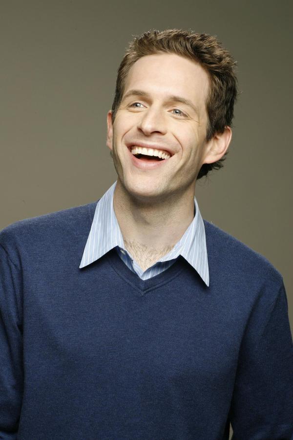 Bild 1 von 22: (3. Staffel) - Dennis (Glenn Howerton) ist der Zwillingsbruder von Dee und Mitbesitzer des Paddy's. Er legt besonderen Wert auf seine Kleidung und ist nach seiner eigenen Einschätzung unwiderstehlich ...